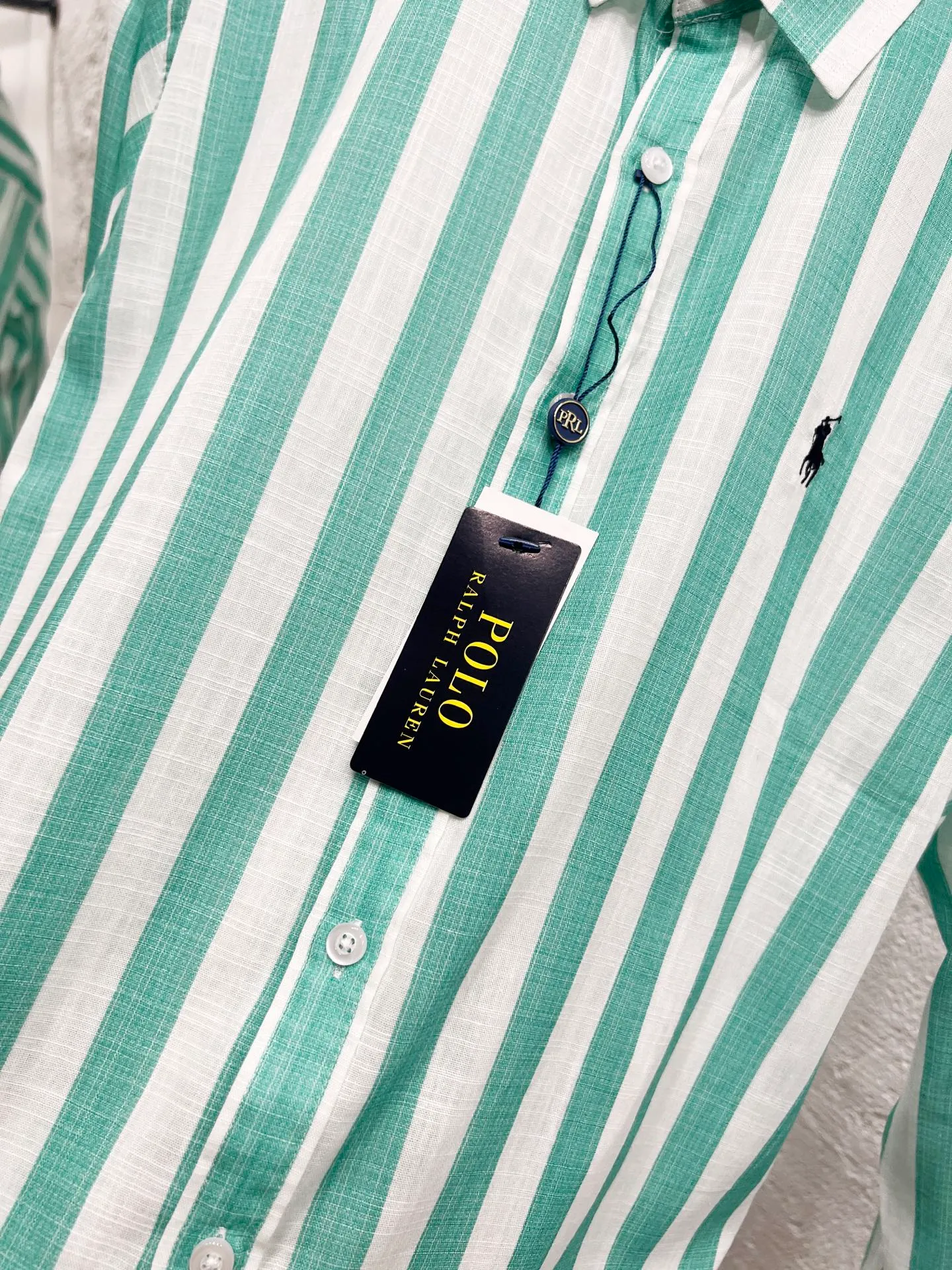 P192 Style number: T54 Ralph Lauren & Ralph Lauren large striped shirt made of slub cotton. Can be used as a sun protection shirt. Color: green Size: M (110-125 pounds) L (125-140 pounds) XL (140-155 pounds) 2XL (155-170 pounds)